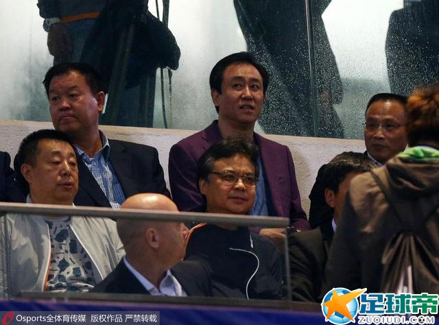陈泽楷犹豫片刻，一脸认真的说：少爷，燕京是一个藏龙卧虎、鱼龙混杂的地方，所以您到了那里之后，最好还是不要意气用事，以免有不必要的麻烦，如果遇到什么难以解决的问题，您可以跟我说，或者跟唐管家说，我们都会在不告诉家族的前提下，全力帮您的。